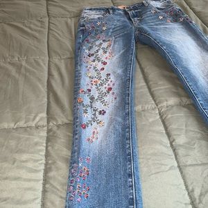 DRIFTWOOD EMBROIDERED FLOWER JEANS SIZE 25